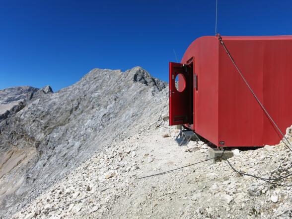 Biwakschachtel und Blick zur Mittleren Höllentalspitze