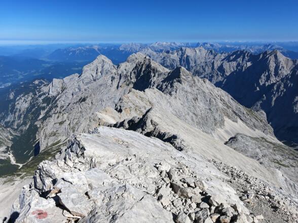 Blick zurück auf den Jubiläumsgrat mit Höllental links und Reintal rechts