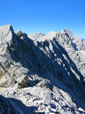 Blick von einem Vorgipfel zur Äußeren Höllentalspitze und weiter über den Jubiläumsgrat