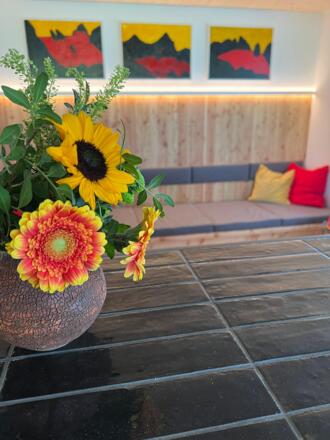 Blumen und Dachstein