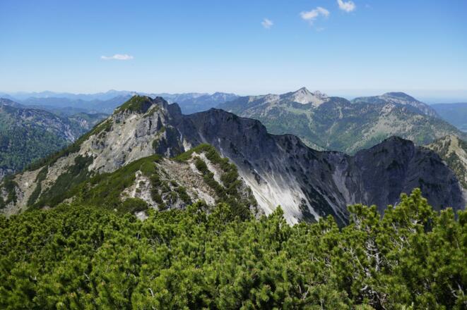 Hinter dem Bayerischen Schinder ist das Mangfallgebirge mit dem markanten Risserkogel zu erkennen.