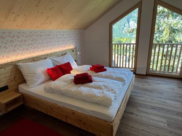 Rotes Schlafzimmer mit Aussicht