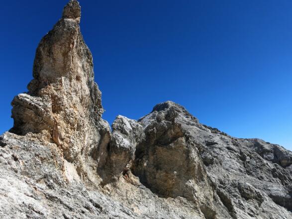 Südseitig zu umgehender Gratturm zwischen Mittlerer und Innerer Höllentalspitze