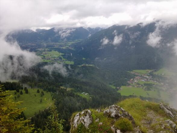 Blick vom Leonhardstein hinunter nach Kreuth