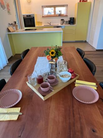 Frühstückstisch mit Küche