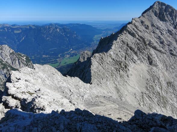 Blick vom Beginn der Rinne an der Nordseite des Hochblassen zurück auf Grießkarscharte und Alpspitze