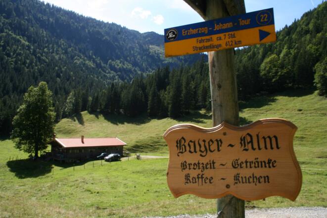Die idyllisch in einer Grassenke gelegene Bayralm