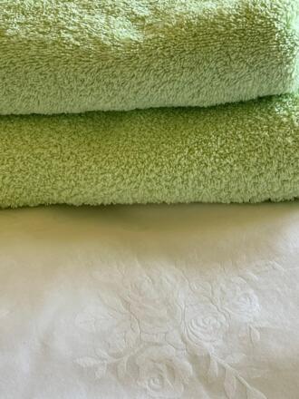Handtücher und Bettwäsche