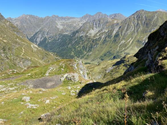 Durch die Schlucht führt der Abstieg zur Hütte