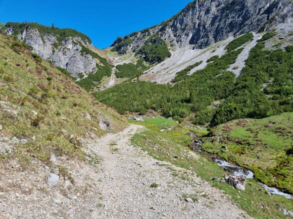 Durchs Täli geht es hinauf Richtung Alpe Spullers-Grabs