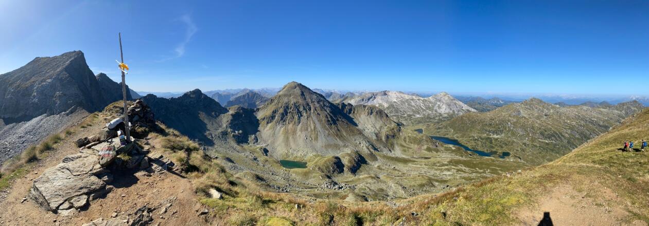 Rotmandlspitze Gipfelpanorama mit Blick nach Nord-Westen (Engelkarspitze in der Bildmitte, dahinter Lungauer- u Steirische Kalkspitze, Giglachsee)