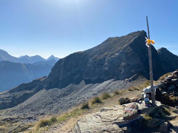 Rotmandlspitze Gipfel, am linken Bildrand ist die Krukekscharte zu erkennen