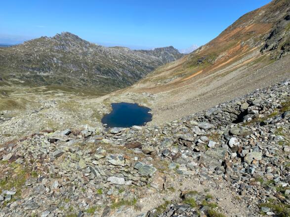Rückblick zum Östlichen Knappensee von den Ruinen der ehemaligen Knappenhäuser