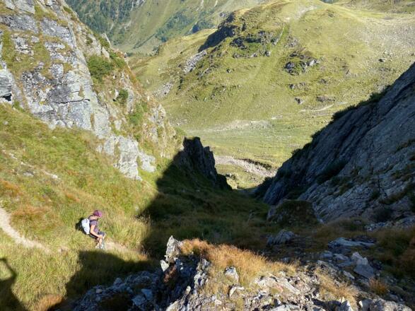 In der grasigen Schlucht im Abstieg