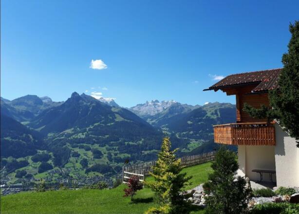 Chalet mit Aussicht auf Mittagspitze und Golm