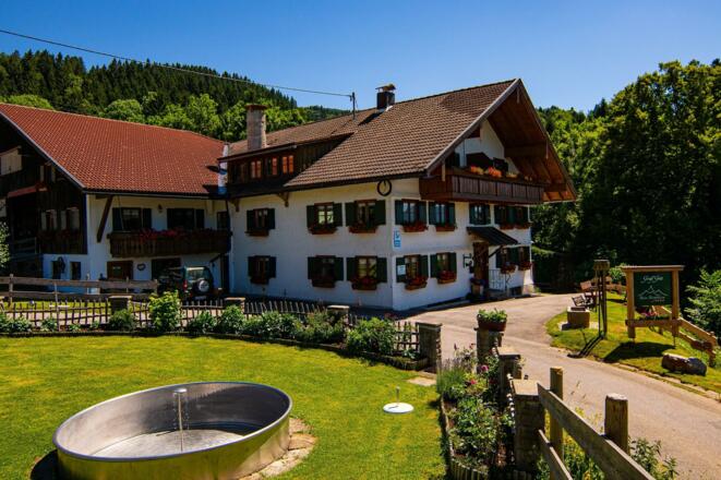 Blick vom Garten aufs Bauernhaus