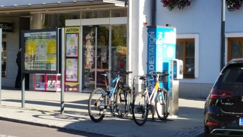 e-Bike & e-Auto Ladesation Sadtplatz Bad Leonfelden www.ernergieag.at