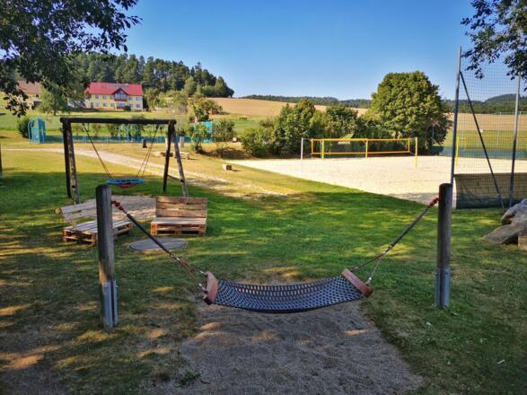 Trendsportanlage mit Spielplatz, Multi-Court und Beachvolleyballfeld