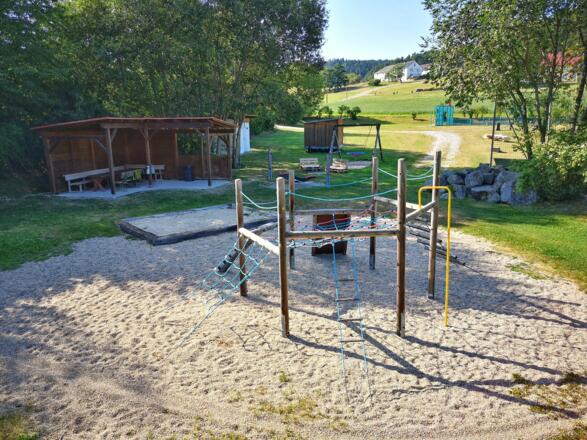 Kinderspielplatz mit überdachter Sitzmöglichkeit