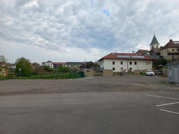 Schotterparkplatz beim Nah & Frisch