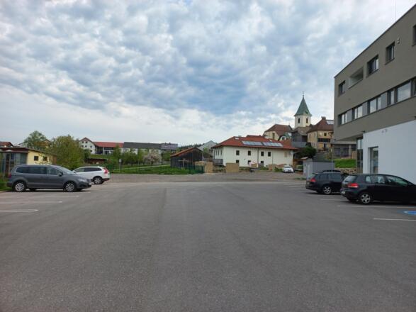 Schotterparkplatz beim Nah & Frisch