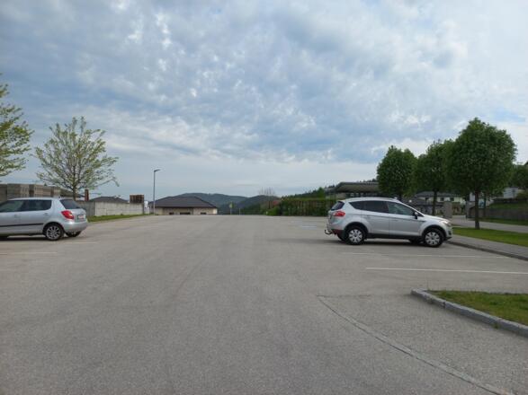 Parkplatz beim Gemeindefriedhof in St. Leonhard/Fr.