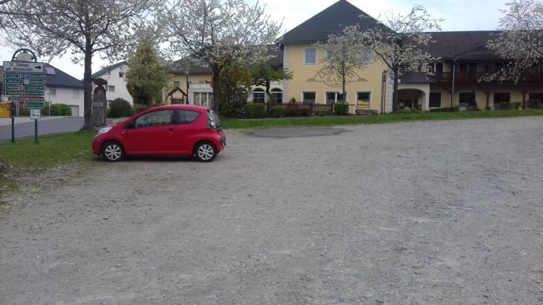 Parkplatz im Ortszentrum von Rechberg