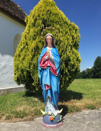 Die über 1 Meter große Marienstatue an der  Wiesbacher Kapelle