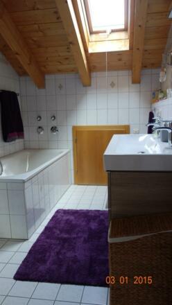 Badezimmer mit Wanne &amp; Dusche