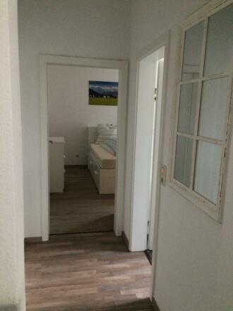 Flur mit Blick ins Schlafzimmer