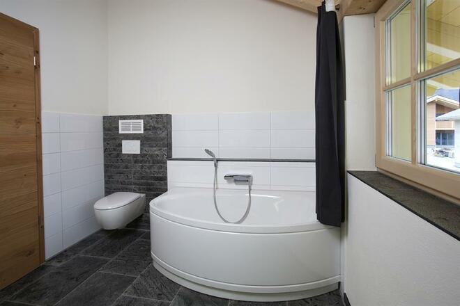 Badewanne, Spiegelschrank, Fön und und und