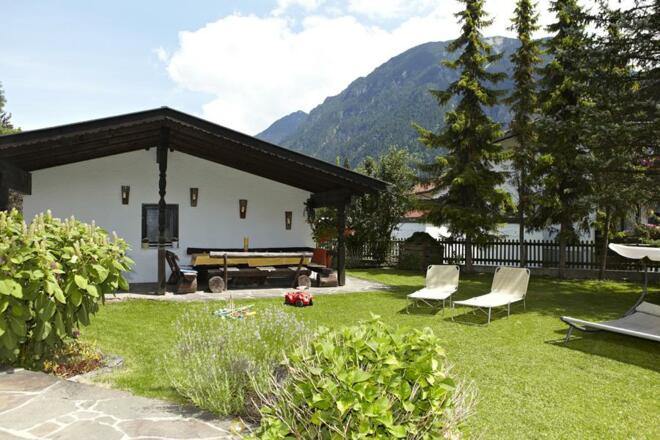 Gartenbereich mit Grillplatz