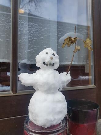 Frosti begrüßt die Gäste