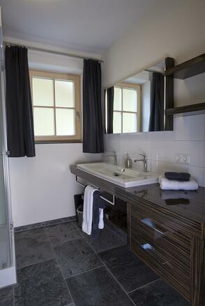 Das Bad im Erdgeschoss mit Dusche, Waschtisch, WC