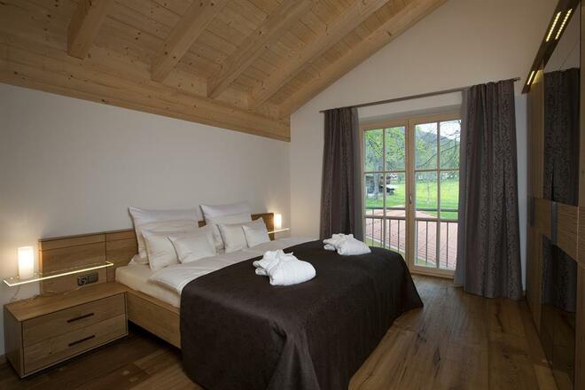 mit Vollholzmöbeln, großen Kleiderschränken,