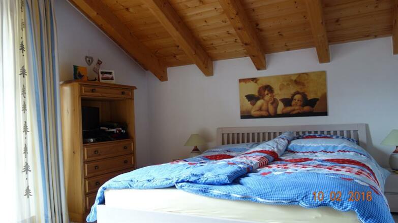 großes Schlafzimmer 1,60 Bett, Westbalkon