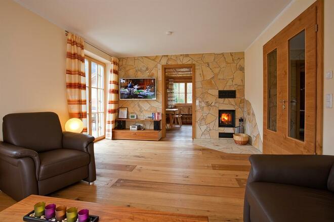 Wohnzimmer mit Echtholzparket und Fußbodenheizung