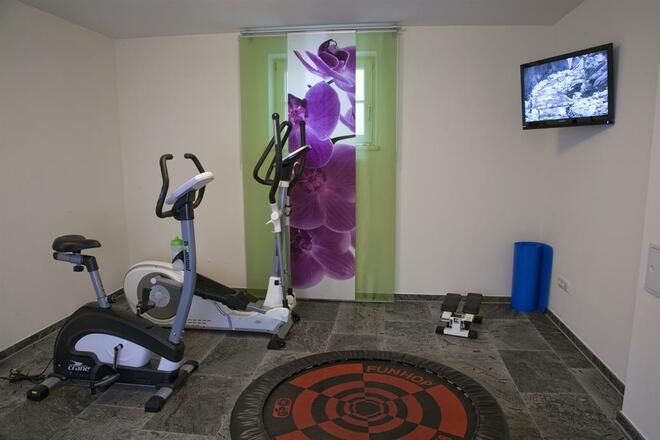 Diverse Sportgeräte mit TV zur Unterhaltung