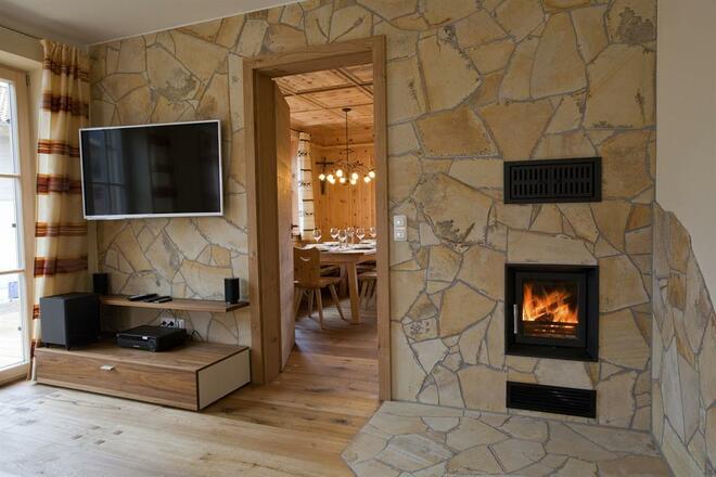 Das Wohnzimmer mit Kaminofen und Entertainmentecke