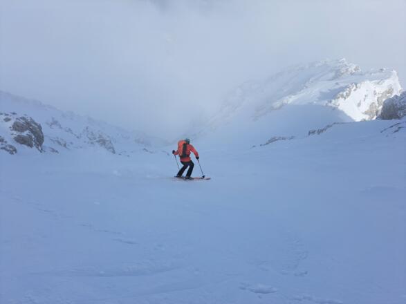 Am Vorgipfel können die Skier angeschnallt werden...