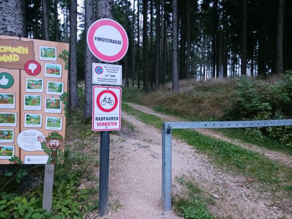 Hindernis 1 Schranken - Forststrassentafel lässt sich herausziehen