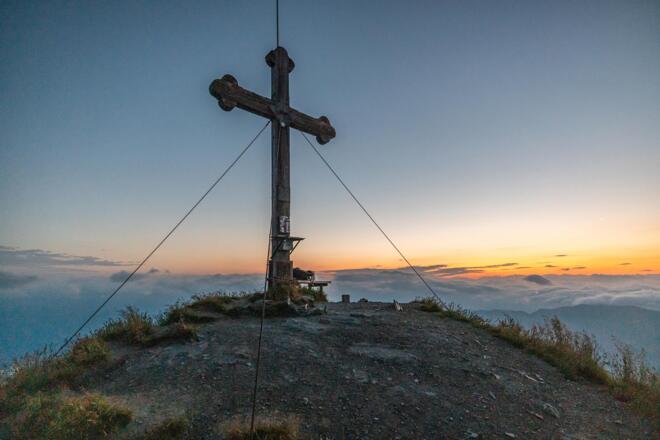 Sonnenaufgang am Gipfelkreuz Wiedersberger Horn