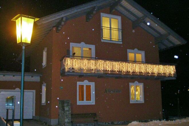 Haus mit Schneeflocken