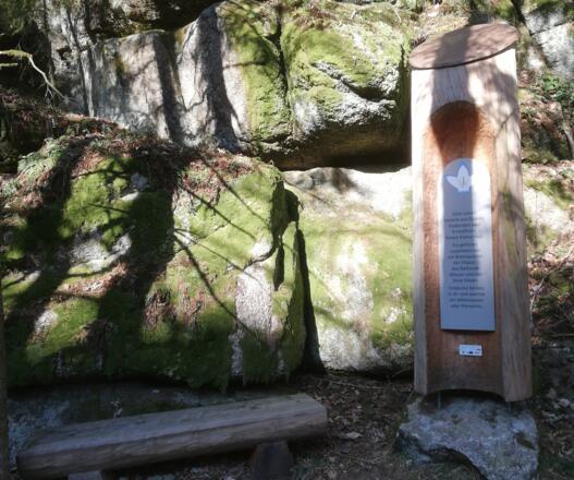 Kraftplatz beim Wasserfelsen in Pierbach