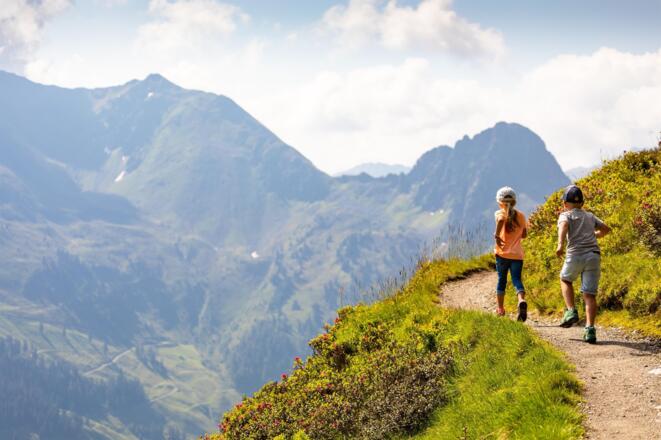 Kinder wandern zum Wiedersberger Horn