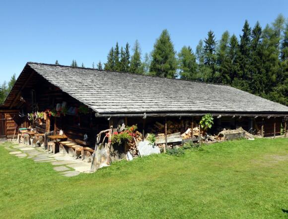 Oder die Route führt gleichlang zur einladenden Huberalm.