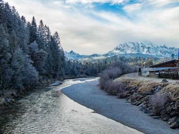 Über die Isar startet unsere Tour.