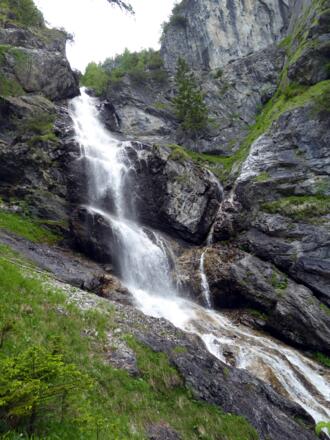 Der Wasserfall im steilen Veitschengraben kommt gleich zu Beginn.