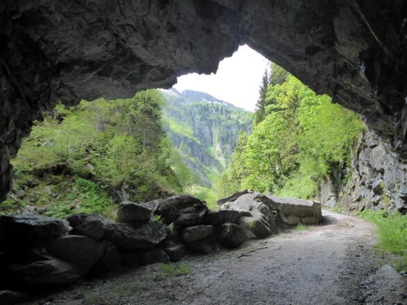 Ein kurzer Wegabschnitt führt durch einen Tunnel.