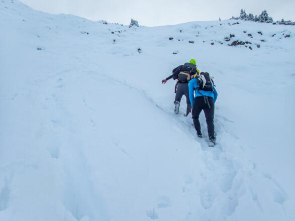 Über die steile Flanke geht es in Kehren bergauf.